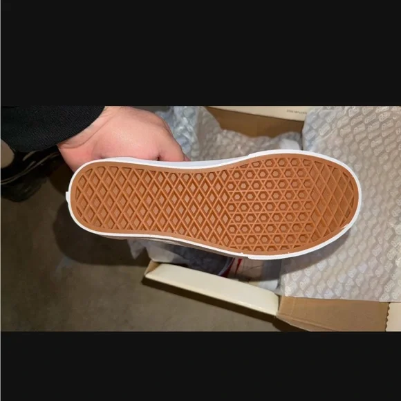 New! David Bowie Vans Old Skool White and Red Sneakers - Picture 4 of 6